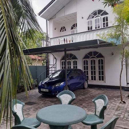 Hellen Homestay Негомбо Екстер'єр фото