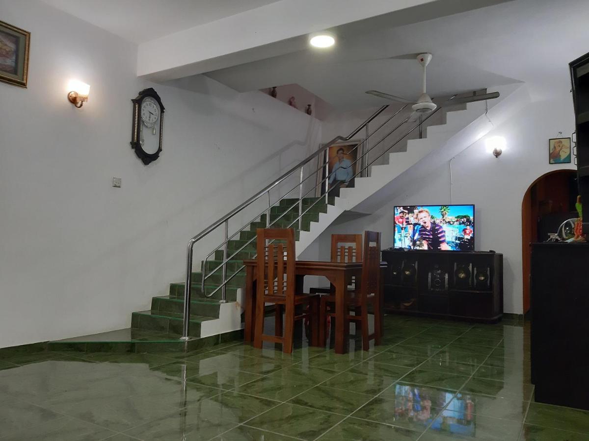 Hellen Homestay Негомбо Екстер'єр фото